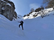 29 Accostiamo sul lato sx del ripido canalino seguendo traccia per escursionisti